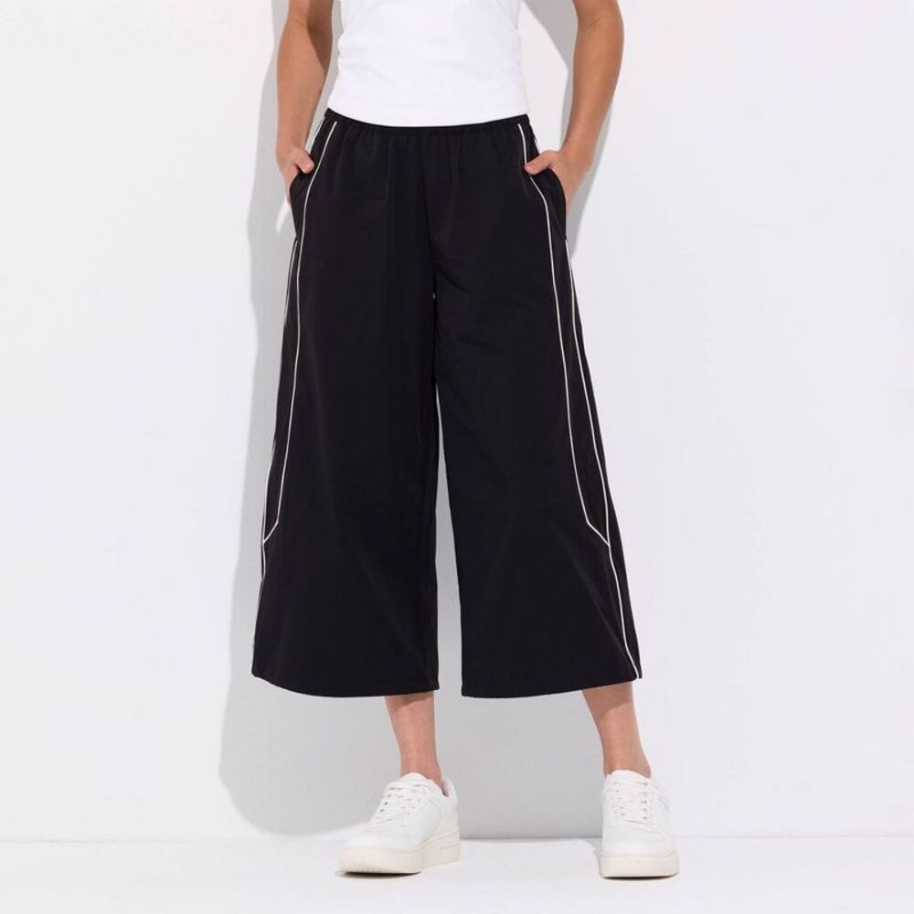Women's Mid-Rise Sporty Wide Leg Capri Pants - Wild Fable Black S